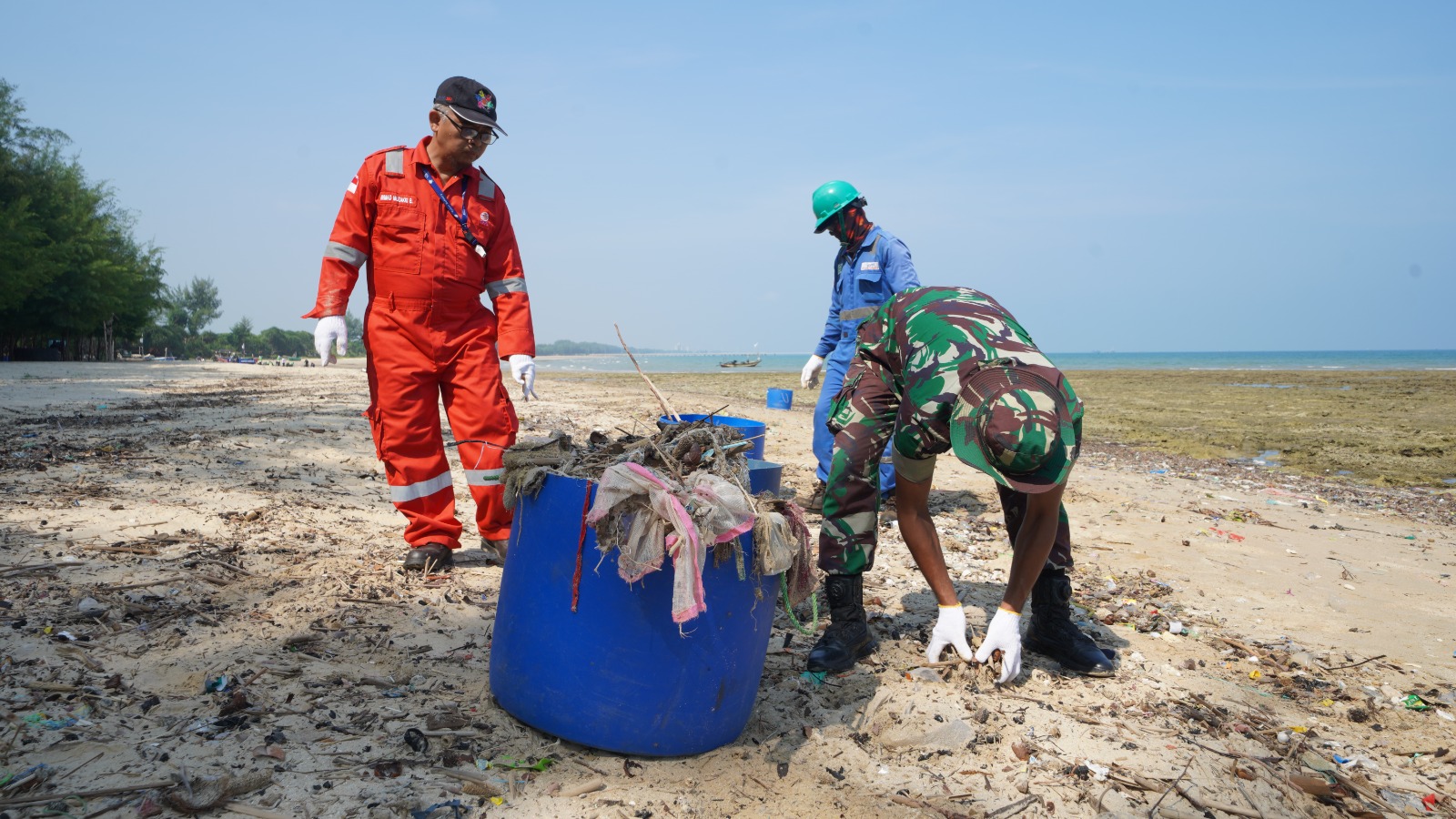 Adakan Coastal Clean Up, PT TPPI Peduli Masyarakat dan Pantai Tuban