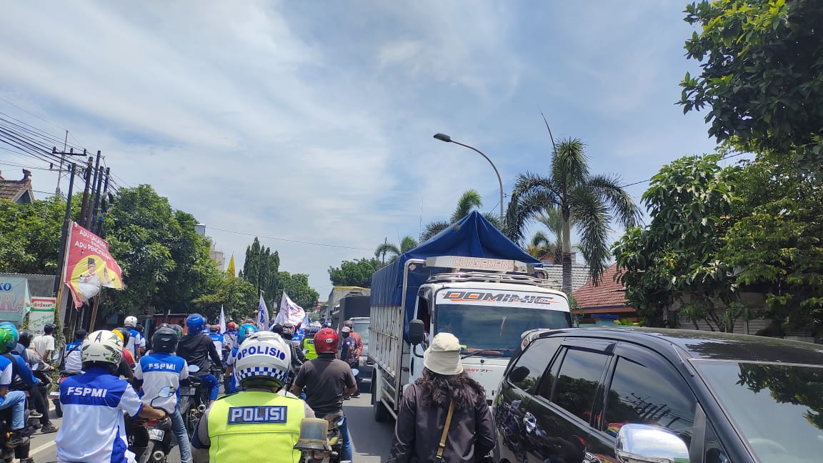 Demo Buruh Metal Diwarnai Bentrok dengan Warga dan Sopir, Tali Asih PT DIO Dibayar Bertahap
