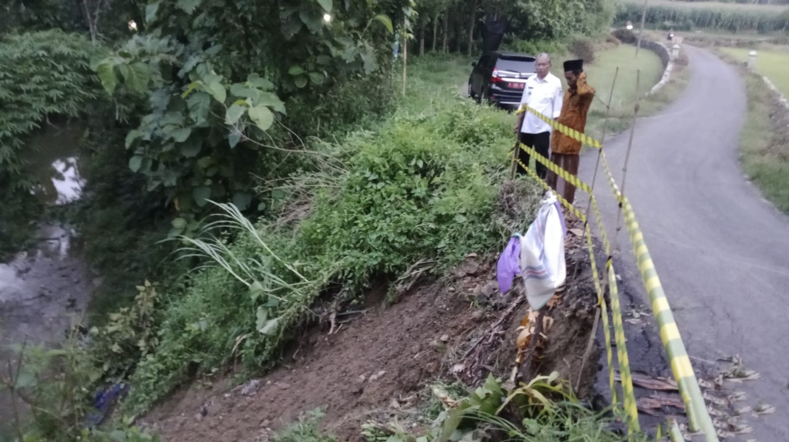 Tergerus Air Hujan, Jalan Di Kecamatan Montong Tuban Alami Longsor