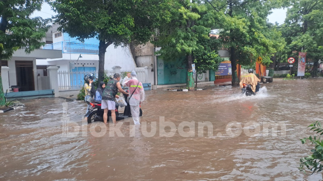 Sejumlah Pemotor Nekat Terobos Banjir di Tuban Kota Alami Mogok Mesin