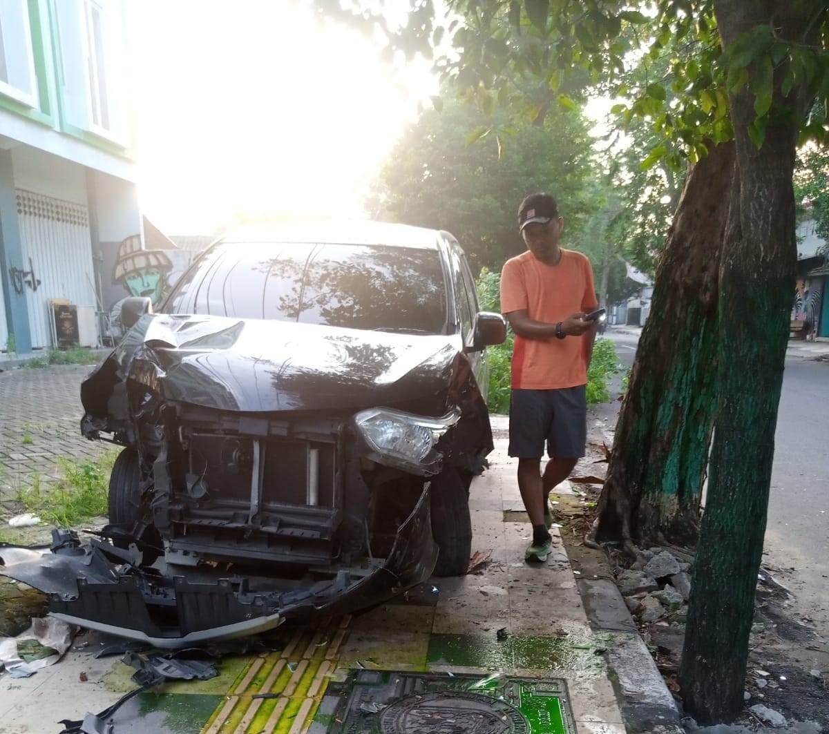 Mobil Timses Tabrak Pohon di Tuban, Bawa Logistik Kaos Capres