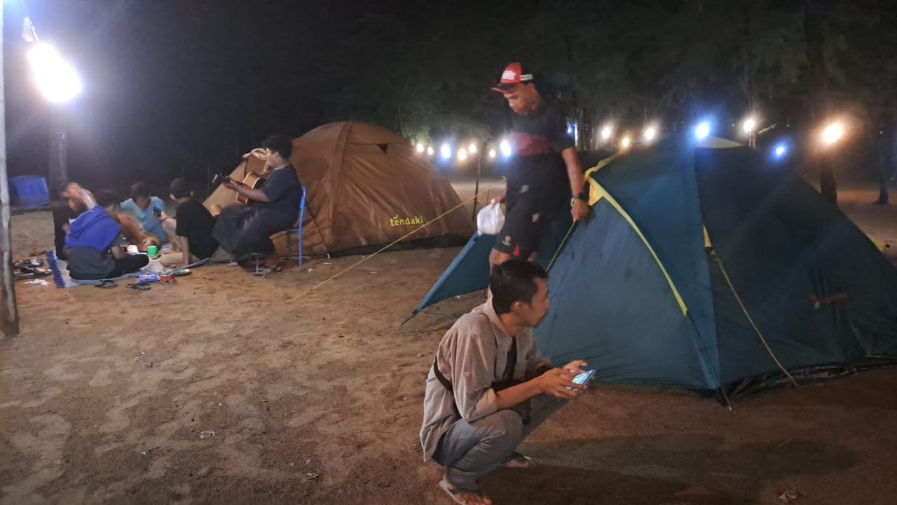 Libur Panjang, Pantai Panduri Tuban Jadi Favorit Destinasi Camping Wisatawan