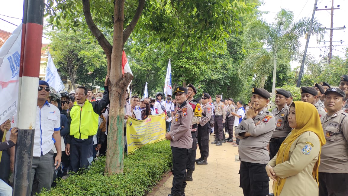 Ratusan Buruh Metal Geruduk Kantor Disnakerin Tuban, Persoalkan Status PKWT
