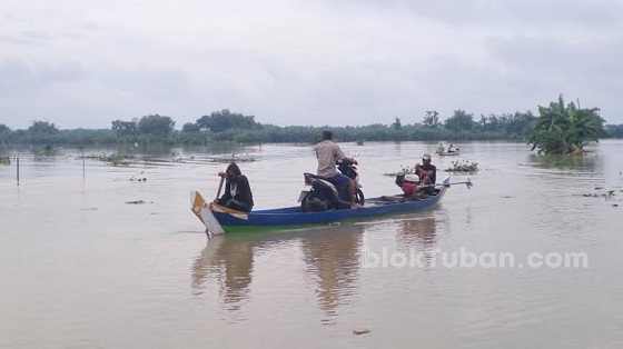 Terjebak Banjir, Warga Tuban Gunakan Perahu Untuk Pergi Kerja