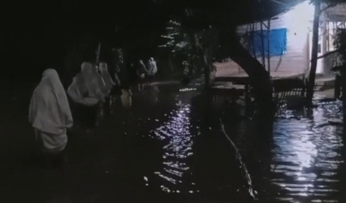 Ingin Salat Tarawih, Warga Widang Harus Terjang Banjir untuk Bisa Sampai Musala