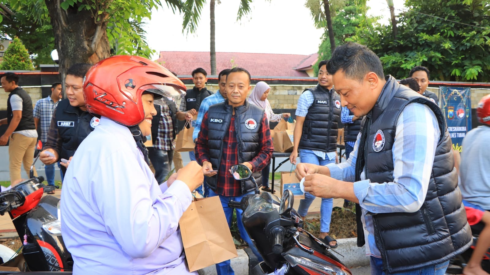 Polisi di Tuban Bagi Takjil Sekaligus Ingatkan Pengguna Jalan Jauhi Narkoba