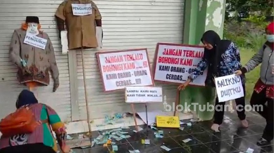 Ekspresikan Kekesalan, Demonstran KPRI di Kerek Tuban Lempar Uang dan Sayuran