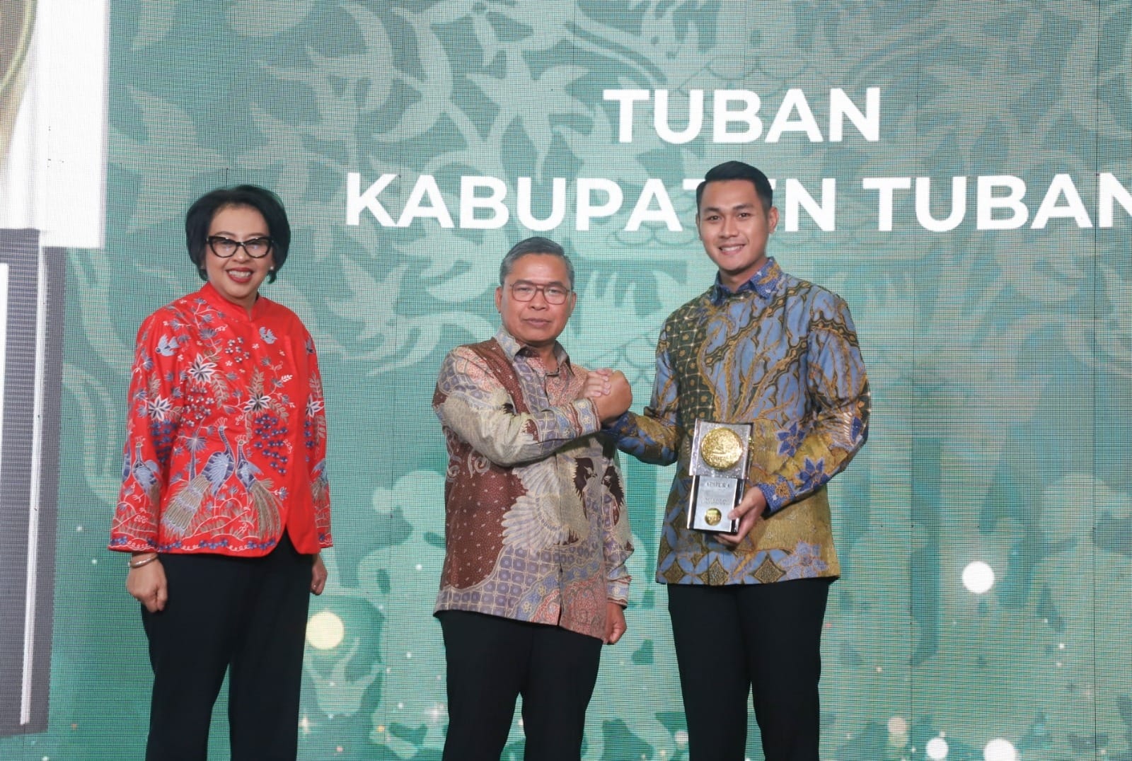 Puncak Hari Peduli Sampah Nasional 2024, Pemkab Tuban Terima Penghargaan Adipura