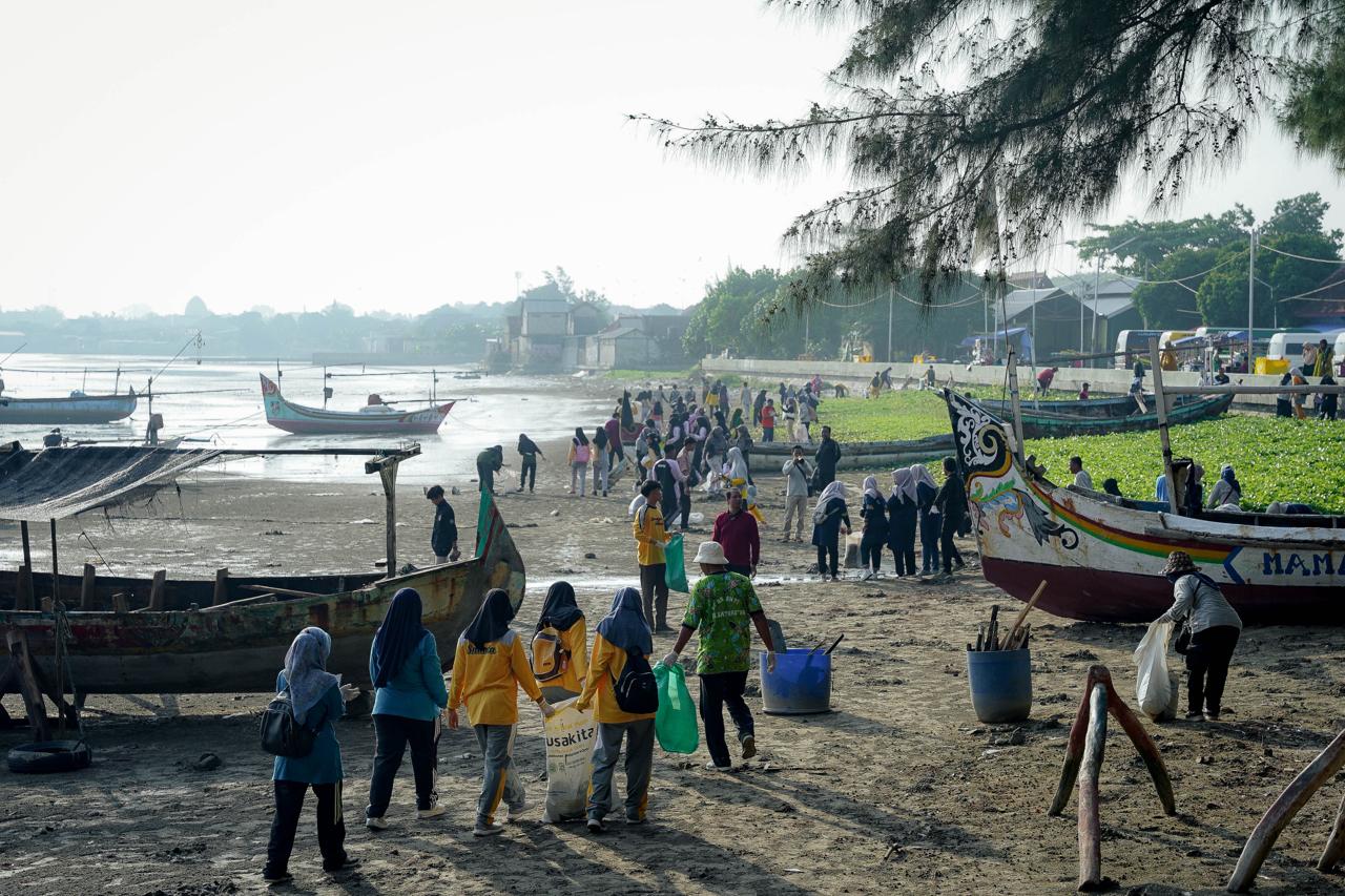 Aksi Bersih Pantai Tuban: Menyemai Kepedulian, Menebar Harapan