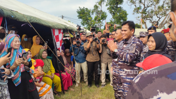 Kepala Staf Angkatan Laut Tinjau Daerah Terdampak Gempa di Tuban