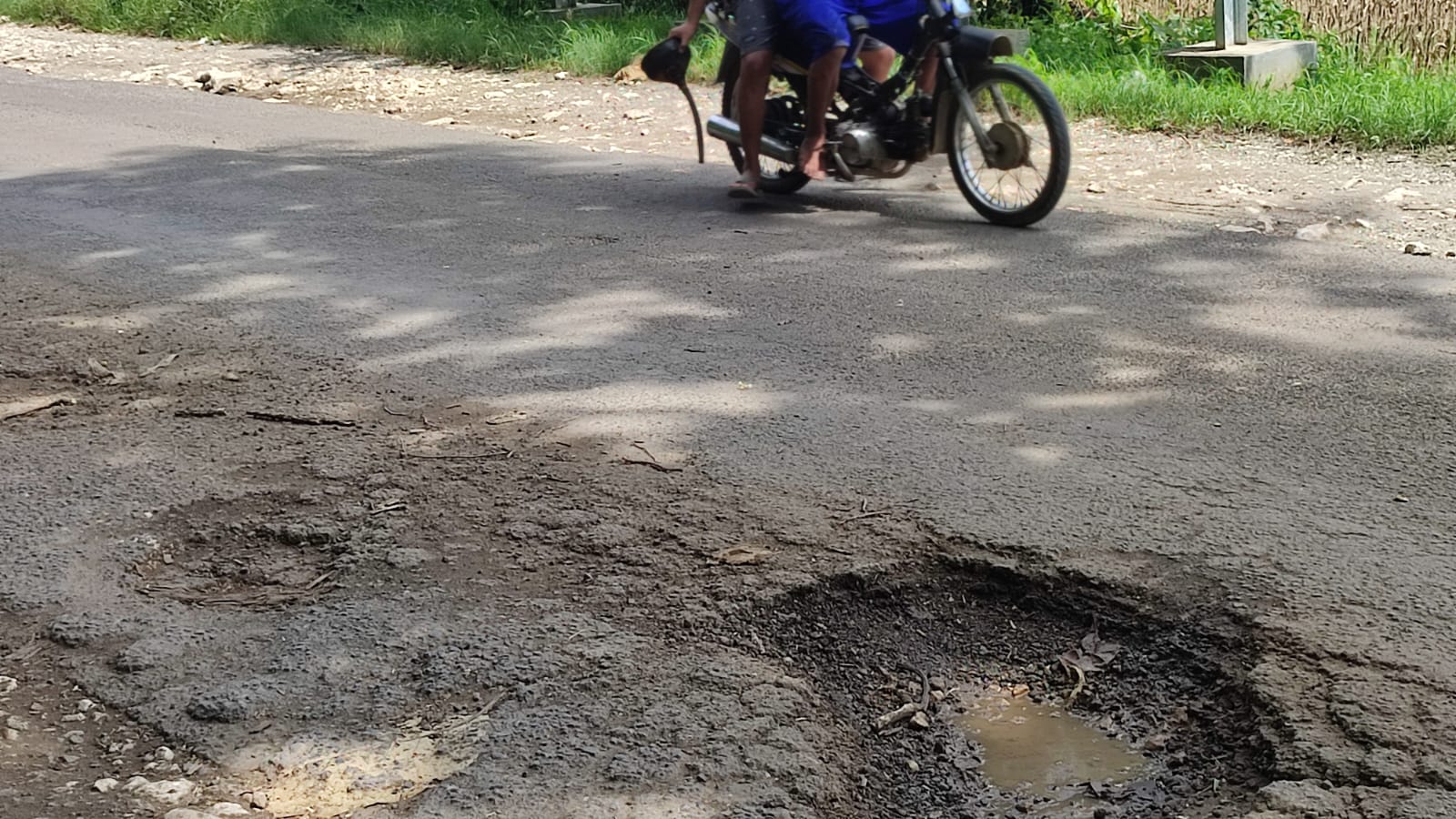 Parahnya Kerusakan Jalan Jatirogo-Bojonegoro Membuat Pengguna Jalan Was-was