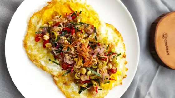 Resep Menu Sahur Telur Ceplok Sambal Matah Super Simpel dan Nikmat