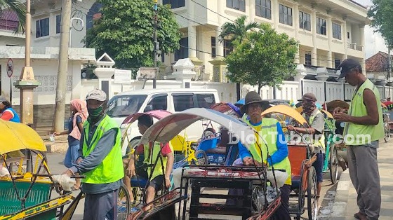 Peziarah Makam Sunan Bonang Tuban Membeludak, Tukang Becak Raih Omzet Berlipat