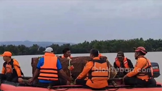 Meninggal di Tengah Banjir, Jenazah Nenek di Tuban Diberangkatkan Pakai Perahu Karet
