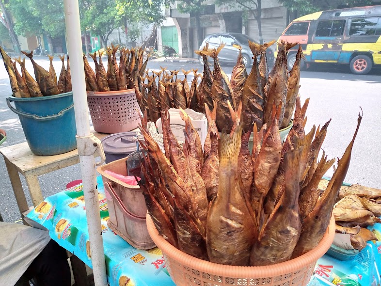 Pilihan Ikan Asap Berkualitas untuk Oleh-oleh Lebaran di Tuban