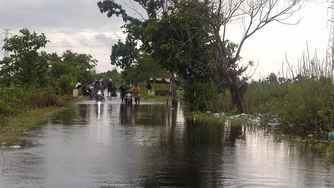 Pengendara Nekat Terjang Banjir di Jalan Bandungrejo - Plumpang, Motor Mogok Tengah Jalan