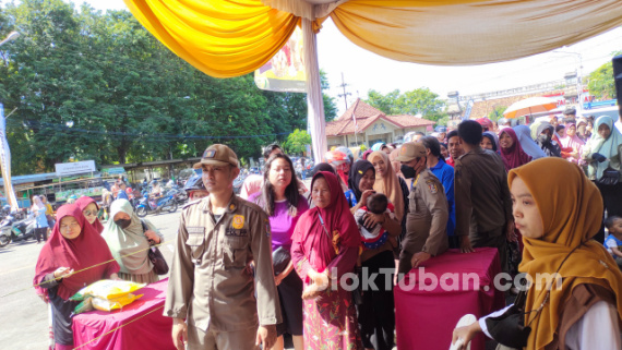 Antrean Pasar Murah di Tuban Mengular, Pembeli Rela Antre Berpanasan Hingga 1,5 Jam