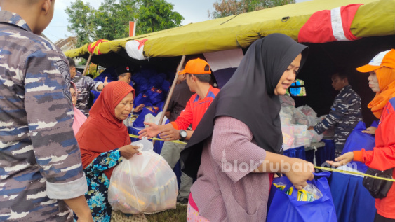 Kunjungan Staf Angkatan Laut di Tuban, Masyarakat Peroleh Bantuan Paket Sembako dan Periksa Kesehatan