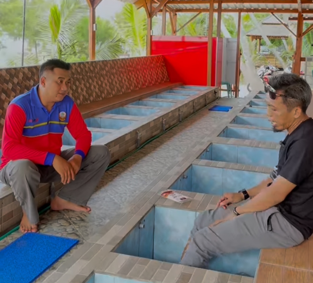 Terapi Air Garam Solusi Relaksasi Berwisata di Pantai Kelapa Tuban