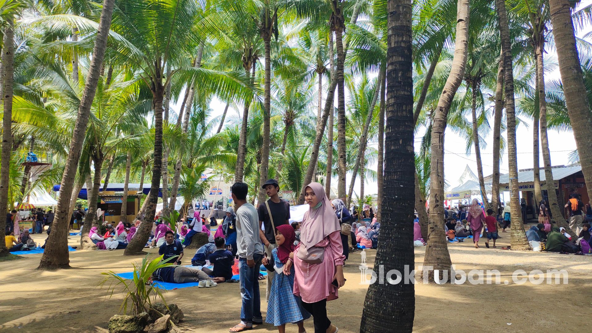 Libur Lebaran 2024, Wisatawan Pantai Kelapa Tuban Membeludak