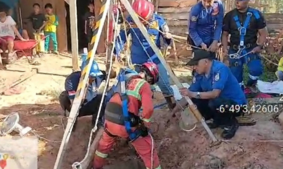 Aksi Heroik Petugas Damkar Tuban Evakuasi Sapi yang Tercebur Sumur Sedalam 3,5 Meter