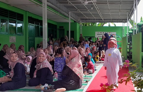 Semarak Hari Kartini dan Halal Bihalal, RA Manbail Huda Berlomba Fashion Show Outfit Lebaran