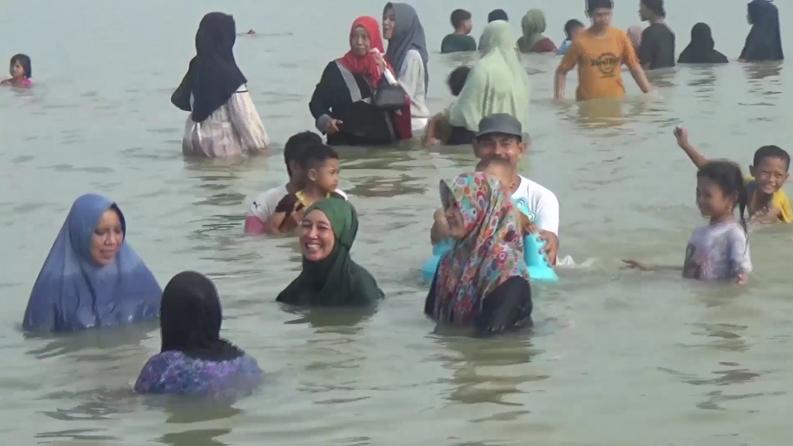 Pesta Mandi Laut, Tradisi Unik Warga Pantai Utara Tuban