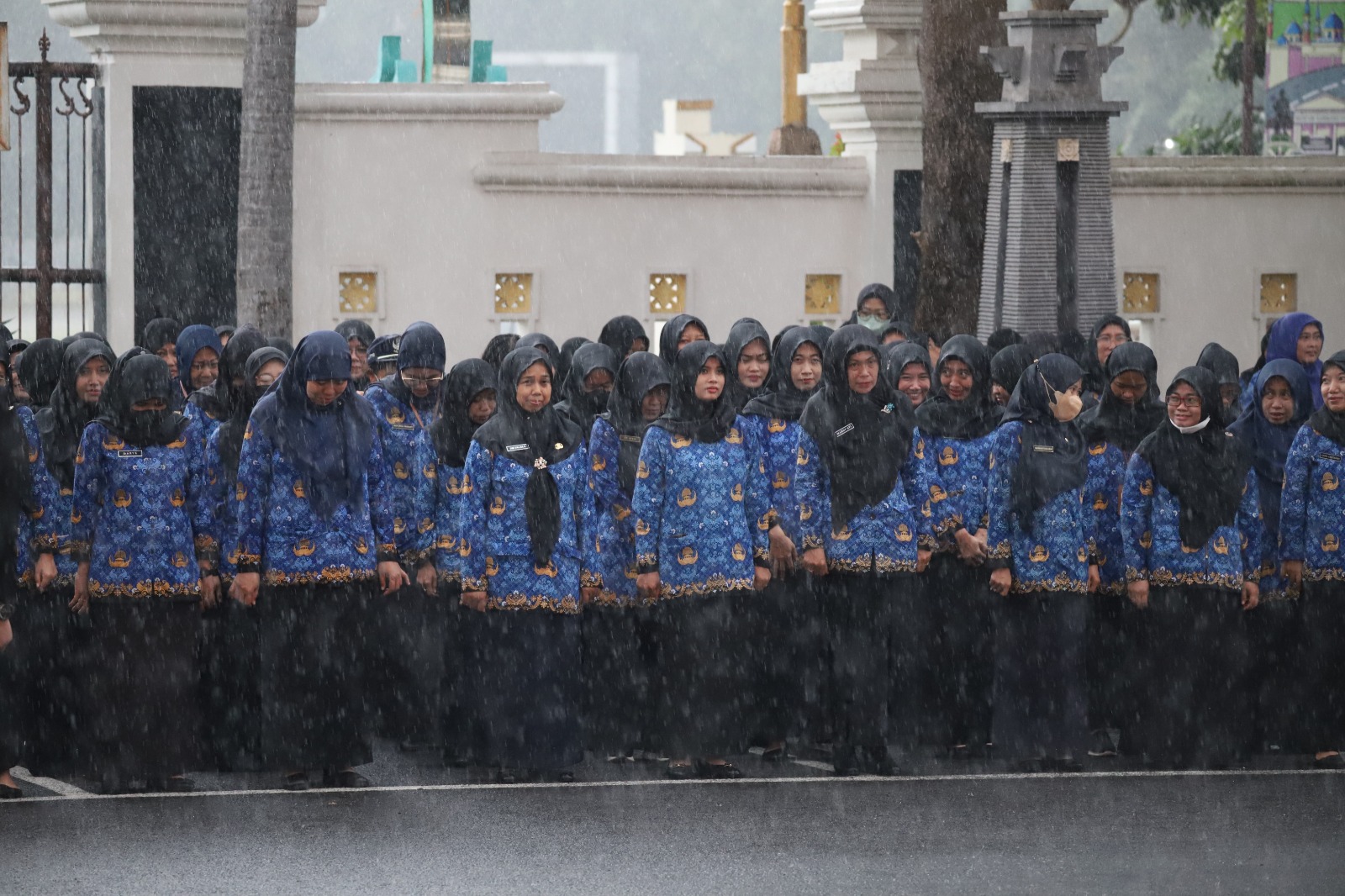 Cuaca Hujan Tak Hentikan Upacara Peringatan Hari Otonomi Daerah di Tuban