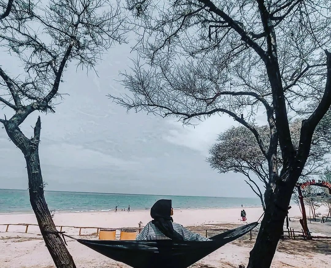 Pantai Sowan Tuban, Destinasi Liburan dengan Kesejukan Hutan Klampis