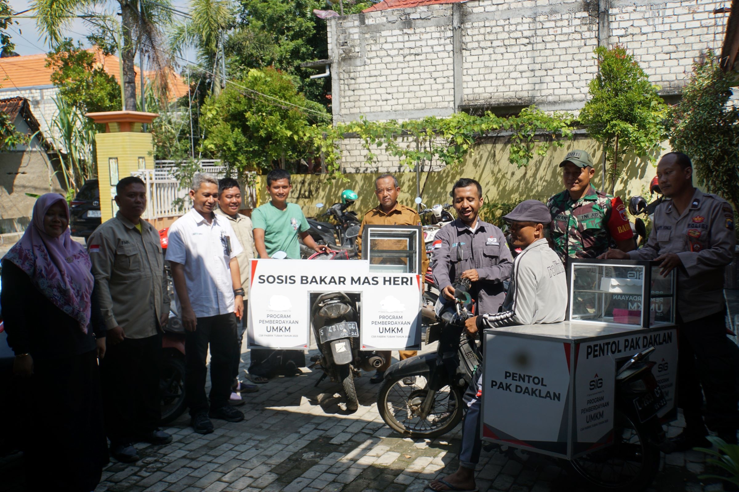 Tujuh UMKM Tuban Terima Bantuan Rombong Baru, Semangat Jualan Meningkat