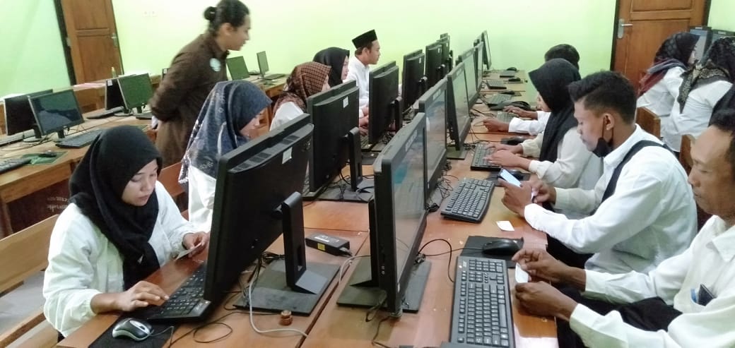 Lulus Tanpa Biaya, Puluhan Warga PKBM Adhyaksa Tuban Ikut Ujian Kesetaraan