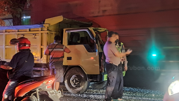 Saat Turunkan Penumpang di Tuban, Bus PO Widji Diseruduk Truk dari Belakang