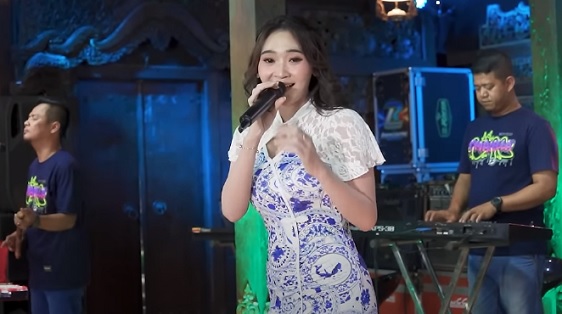Lirik Lagu Selendang Biru Versi (Cover) Difarina Indra Adella