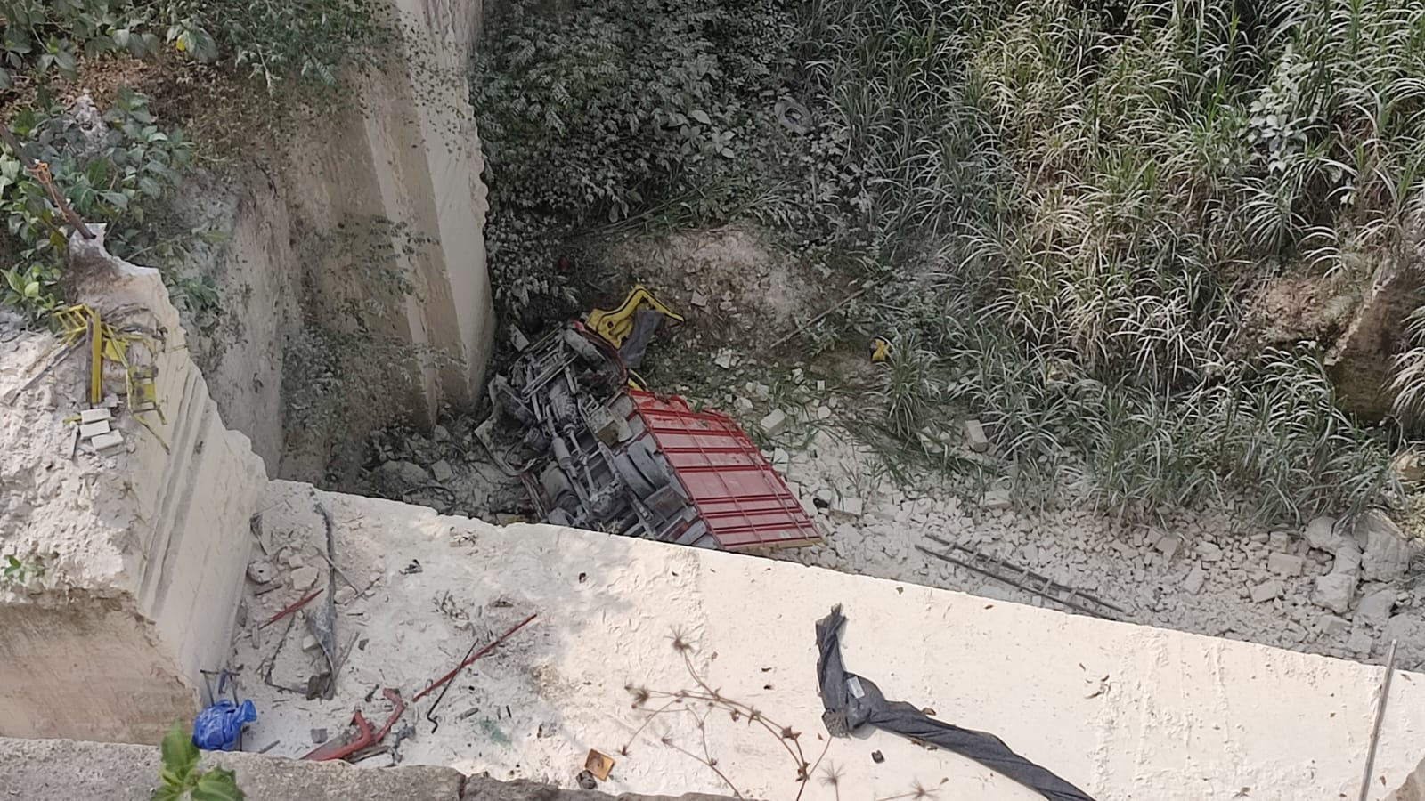 Truk Terjun ke Jurang 50 Meter di Semanding Tuban