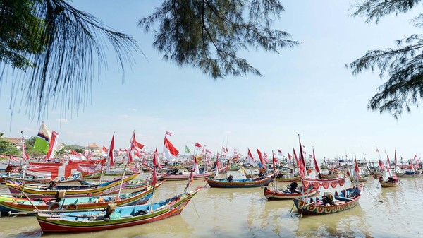 Ratusan Nelayan Tuban Ikuti Kompetisi Dekorasi Kapal