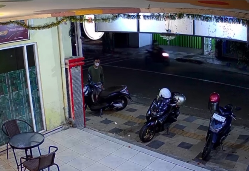 Pencurian Motor di Depan Cafe BTS Tteokbokki Tuban Terekam CCTV