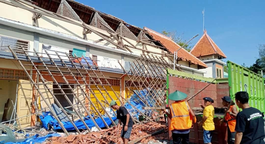 Atap Runtuh di Pasar Sore Tuban, Pedagang Minta Perbaikan Cepat