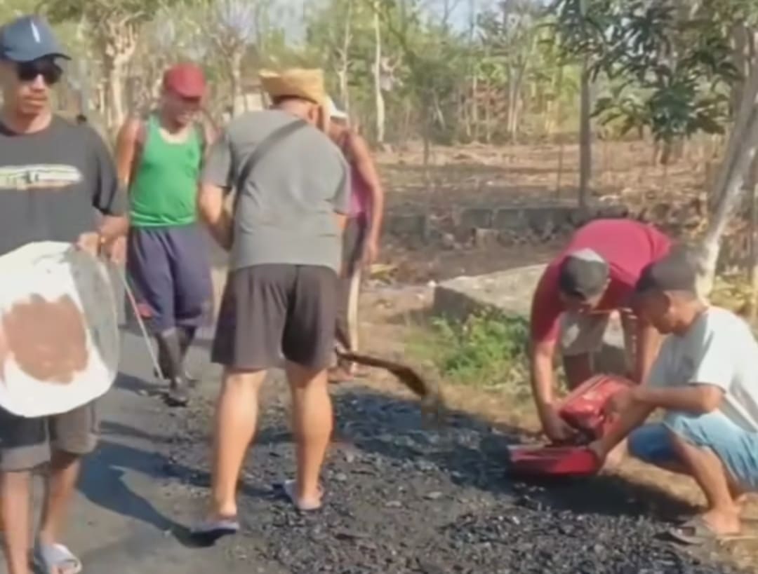 Warga Tuban Perbaiki Jalan Rusak Swadaya, Video Viral di Medsos