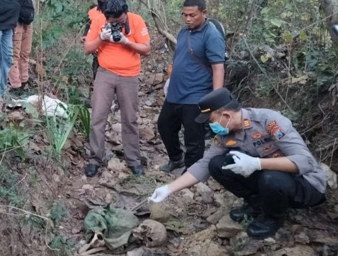 Pakaian Bertuliskan 'SILENTE' Ditemukan Bersama Kerangka Manusia di Tuban