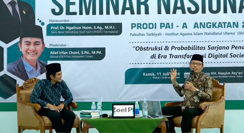 Puluhan Mahasiswa Hadiri Seminar Nasional di IAINU Tuban, Prof. Ngainun Naim Tekankan Literasi Digital