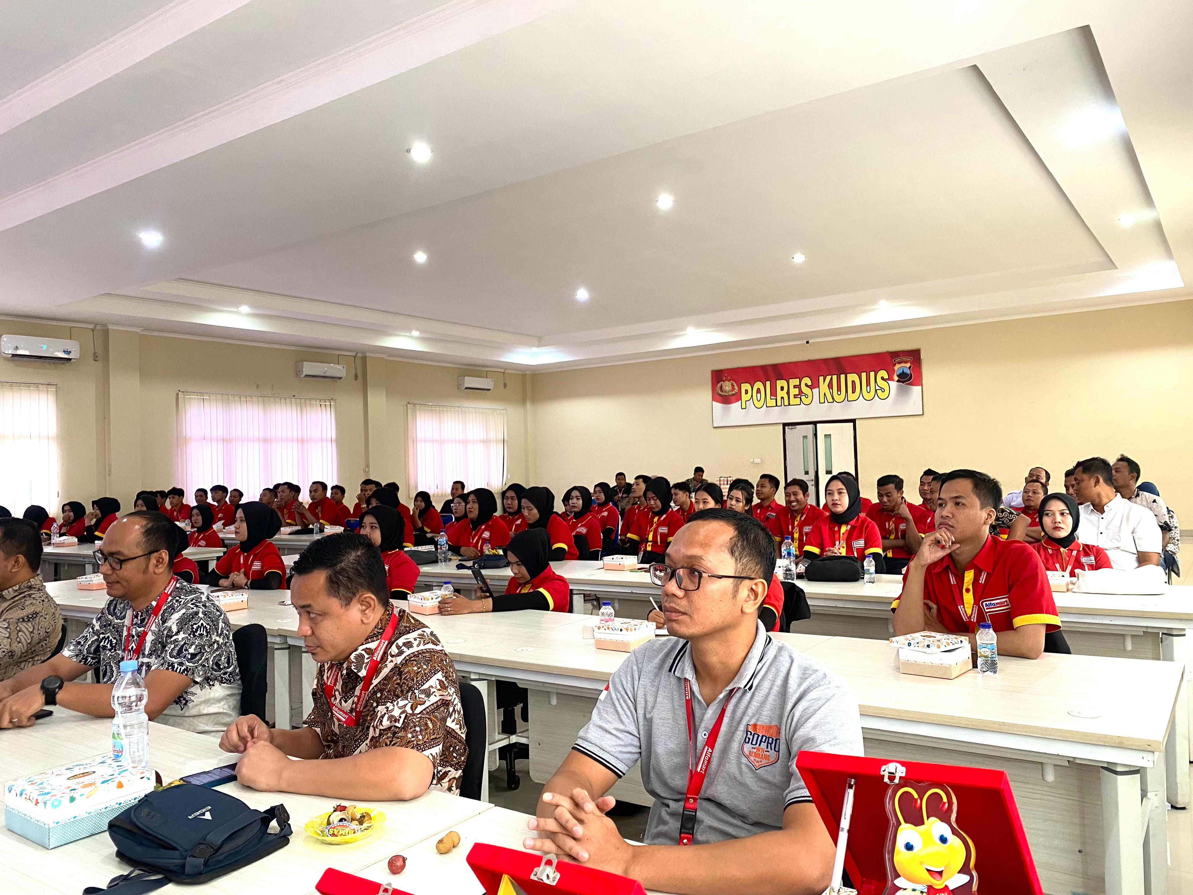Polres Kudus Berikan Arahan Kepada Pegawai Alfamart Tentang Pencegahan Tindak Pidana Pencurian
