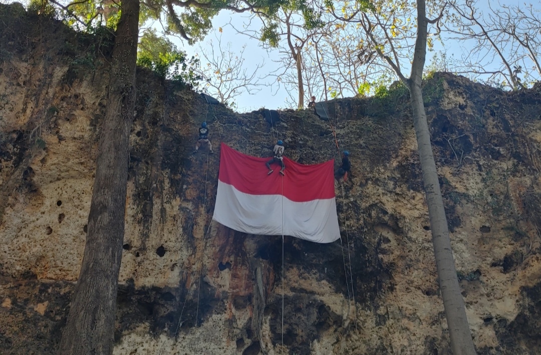 Pengibaran Bendera dengan Teknik Vertical Rescue di Peringatan HUT ke-79 RI