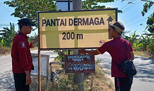 Dukung Wisata Lokal, Mahasiswa IAINU Tuban Buat Penunjuk Jalan di Desa Purworejo