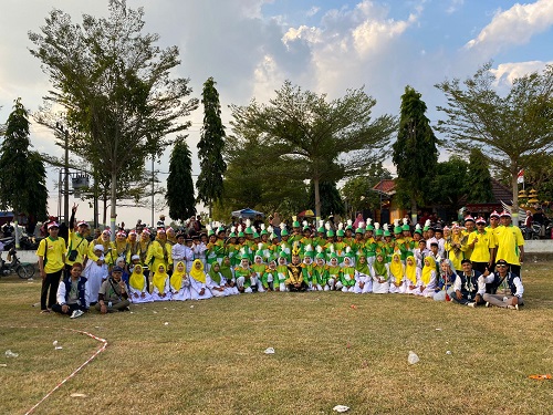 Mahasiswa KKN UAI Tuban Turut Membantu Giat Pawai Budaya Desa Kandangan