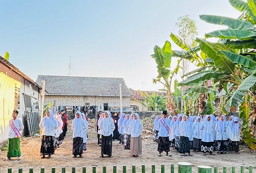 Pondok Pesantren Hidayatush Sholihin Tuban Gelar Upacara Kemerdekaan ke-79 RI