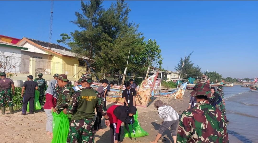 Gotong Royong Jaga Kebersihan Pantai
