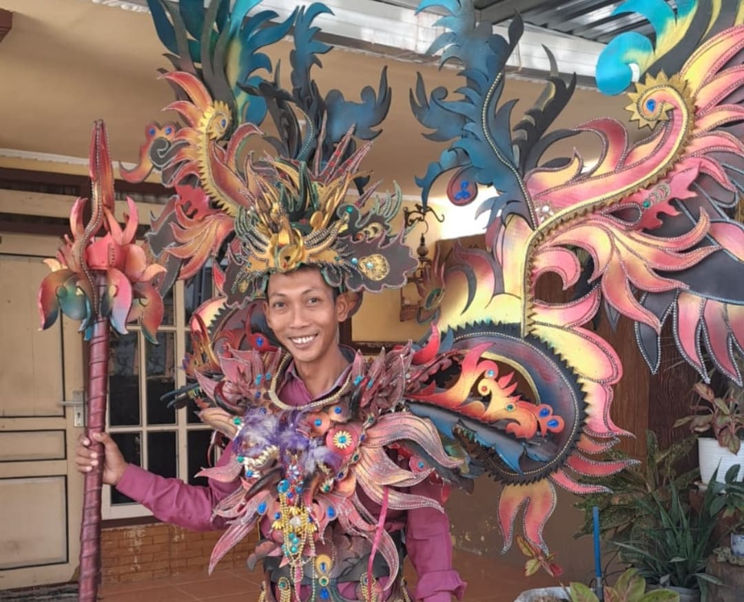 Kostum Tema Burung dan Batik Jadi Daya Tarik di Persewaan Karnival di Tuban
