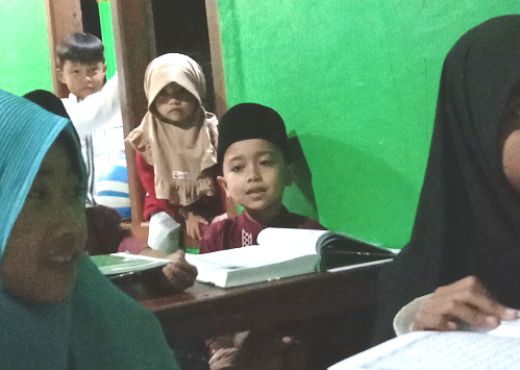 Pelatihan Tartil Alquran oleh Mahasiswa KKN UAI Tuban, Bekali Anak-Anak Desa Ngarum dengan Ilmu Agama