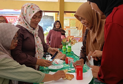 Mahasiswa IAINU Tuban Dampingi UMKM Desa Purworejo dalam Workshop Fotografi Produk