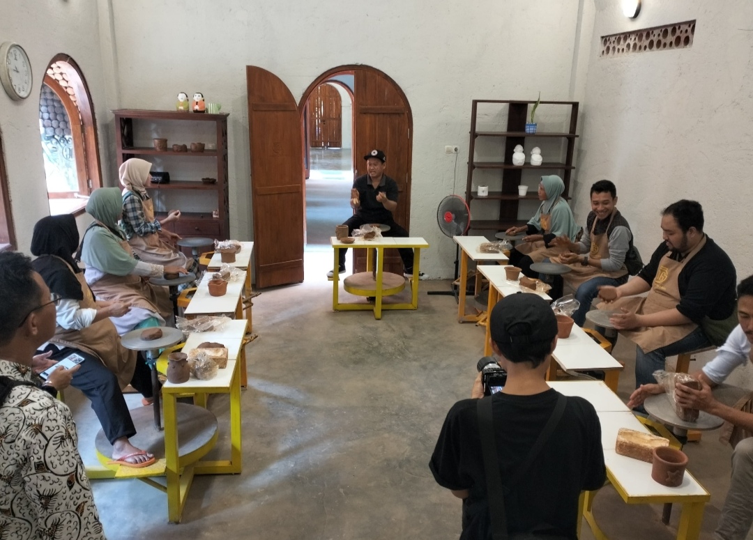 Tim PKM FISIP Unirow dan Pemerintah Kelurahan Karang Bersinergi untuk Majukan Industri Gerabah